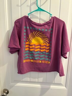 Roxy Vintage-Inspired Crop Tee with Sun Motif Boxy style